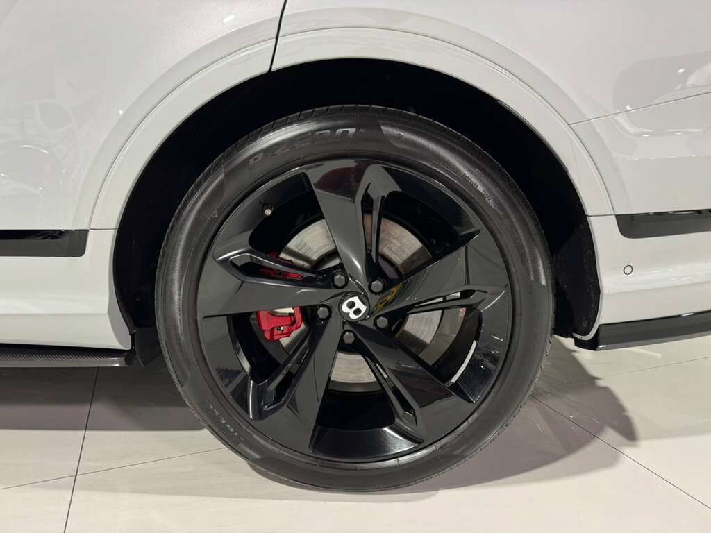 2021 Bentley Bentayga V8 pano roof, Naim audio, carbon trim, Blackline Specificaion, four passenger config AND MUCH MORE!! Fort Lauderdale FL