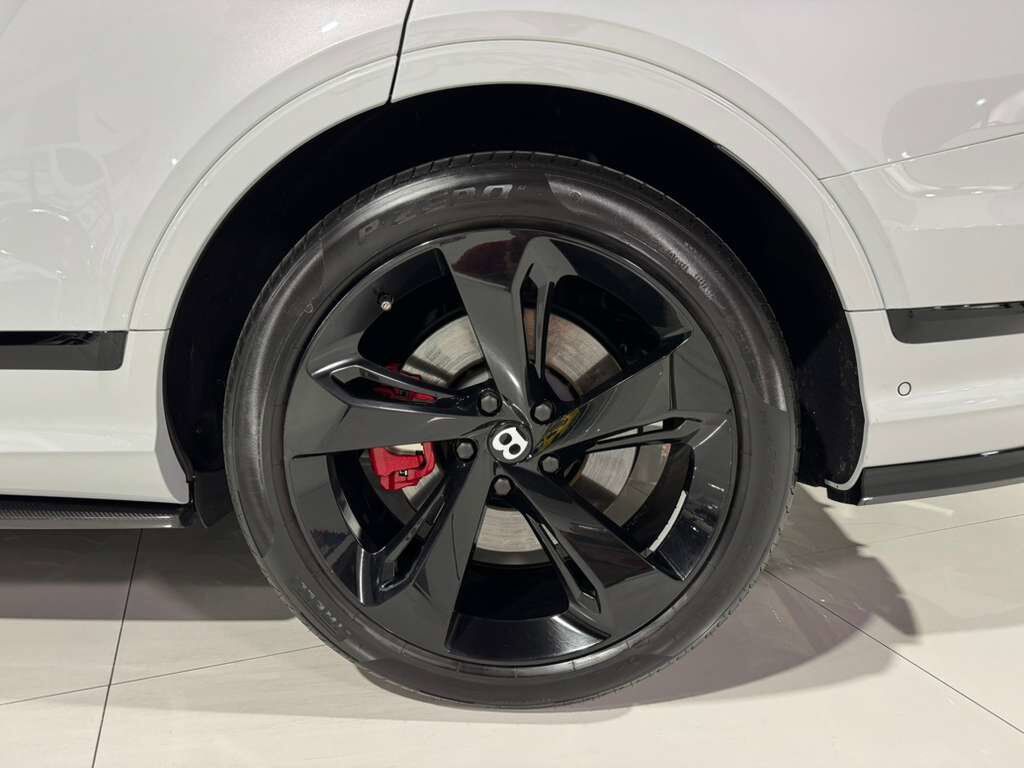 2021 Bentley Bentayga V8 pano roof, Naim audio, carbon trim, Blackline Specificaion, four passenger config AND MUCH MORE!! Fort Lauderdale FL