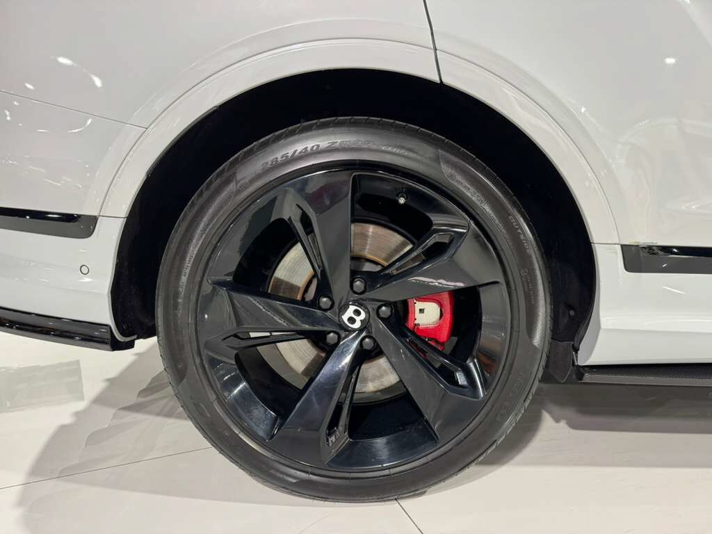 2021 Bentley Bentayga V8 pano roof, Naim audio, carbon trim, Blackline Specificaion, four passenger config AND MUCH MORE!! Fort Lauderdale FL