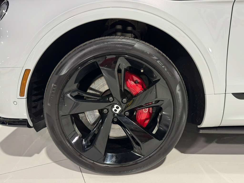 2021 Bentley Bentayga V8 pano roof, Naim audio, carbon trim, Blackline Specificaion, four passenger config AND MUCH MORE!! Fort Lauderdale FL