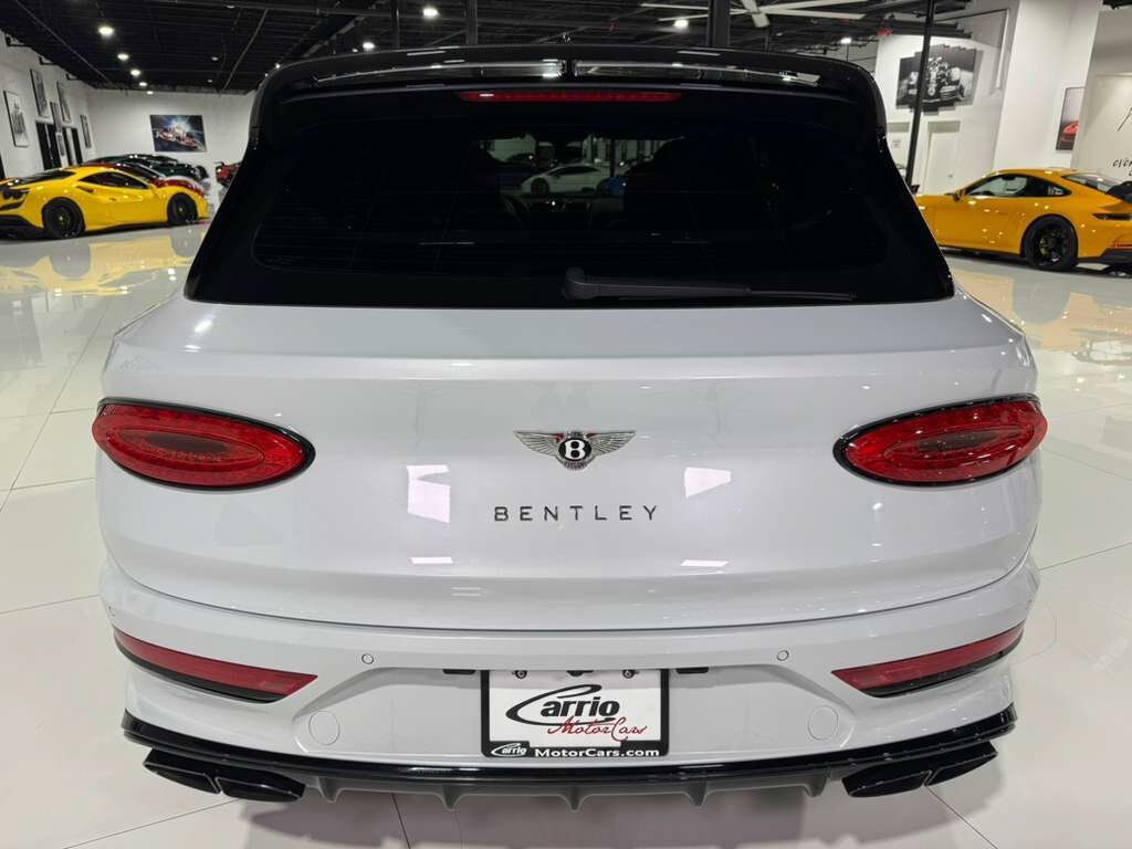2021 Bentley Bentayga V8 pano roof, Naim audio, carbon trim, Blackline Specificaion, four passenger config AND MUCH MORE!! Fort Lauderdale FL