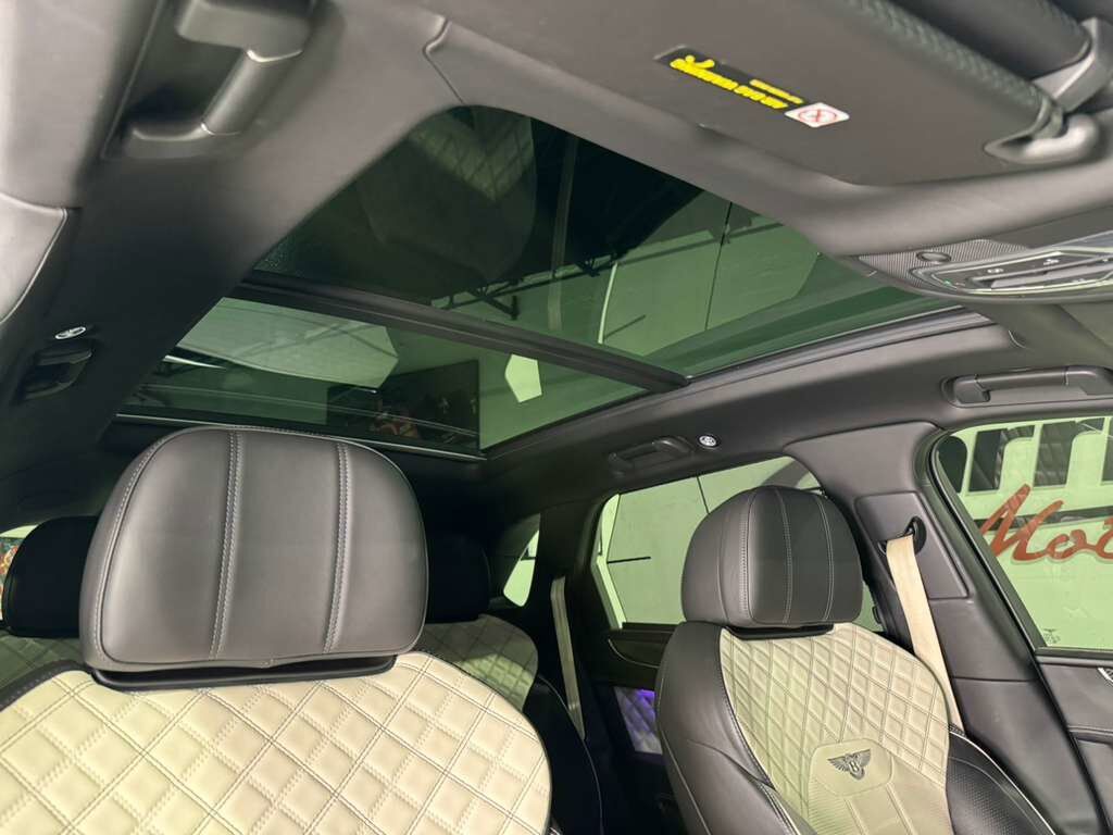 2021 Bentley Bentayga V8 pano roof, Naim audio, carbon trim, Blackline Specificaion, four passenger config AND MUCH MORE!! Fort Lauderdale FL