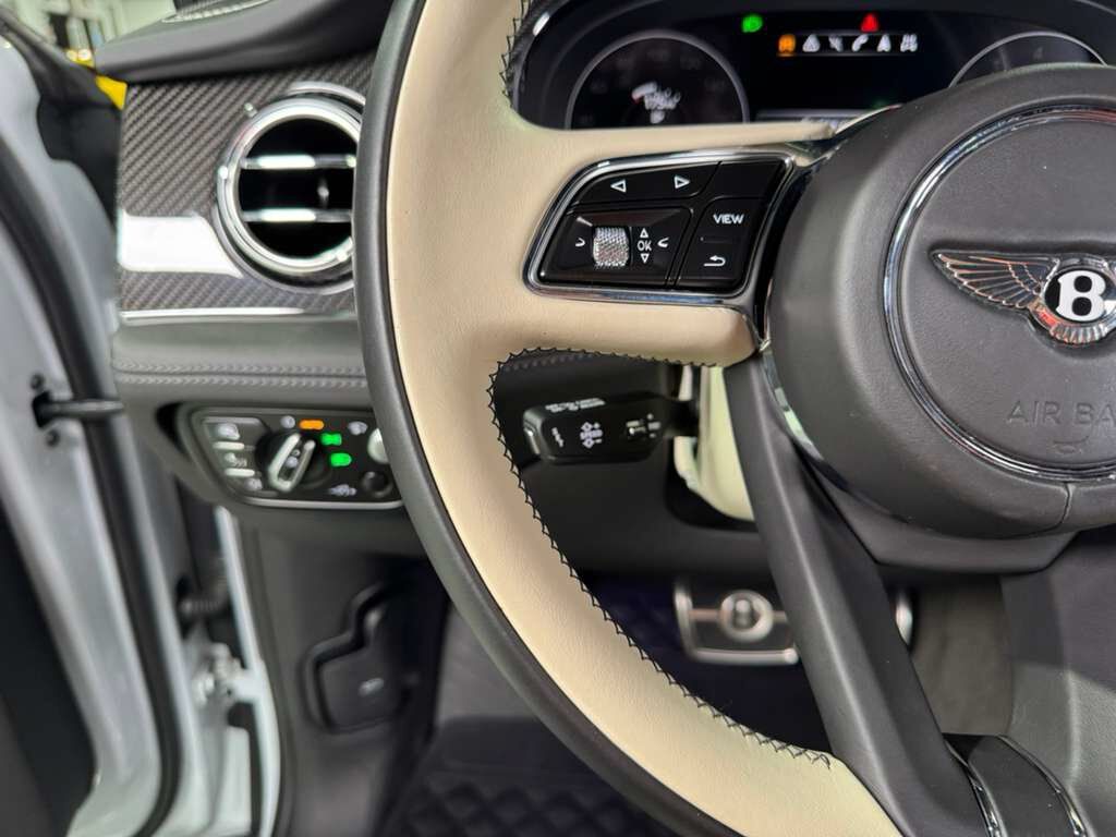 2021 Bentley Bentayga V8 pano roof, Naim audio, carbon trim, Blackline Specificaion, four passenger config AND MUCH MORE!! Fort Lauderdale FL