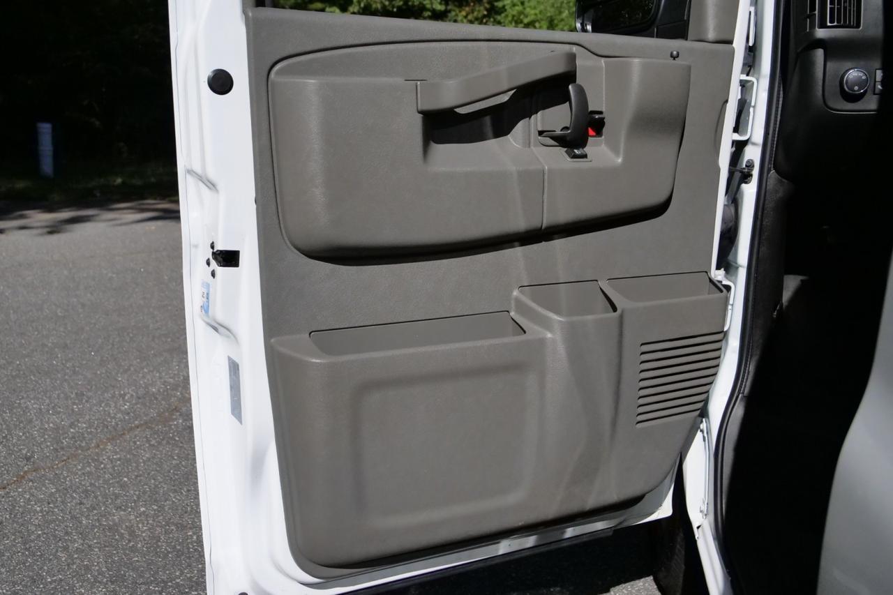 2021 Chevrolet Express 2500 Cargo Van / 6.6L V8 / Convenience Package High Point NC