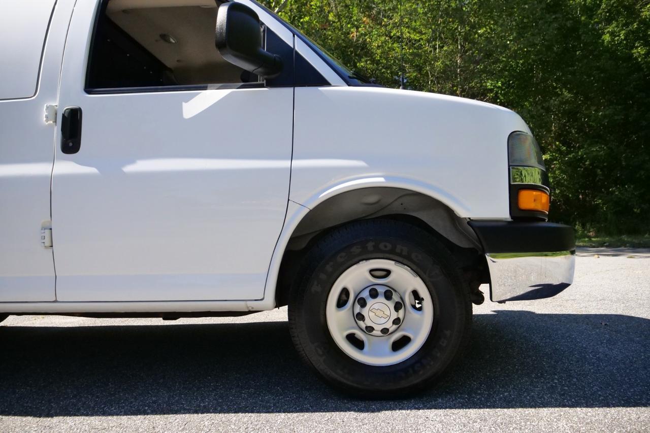 2021 Chevrolet Express 2500 Cargo Van / 6.6L V8 / Convenience Package High Point NC