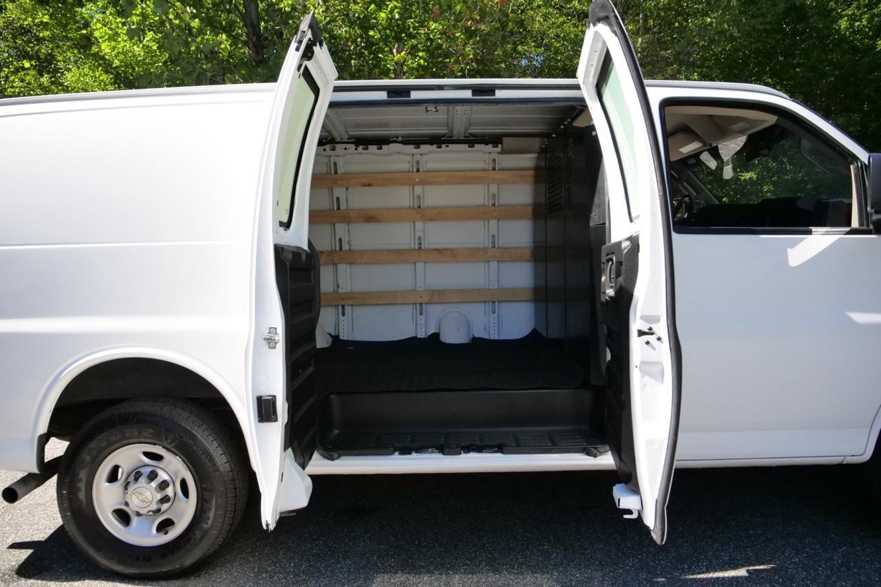 2021 Chevrolet Express 2500 Cargo Van / 6.6L V8 / Convenience Package High Point NC