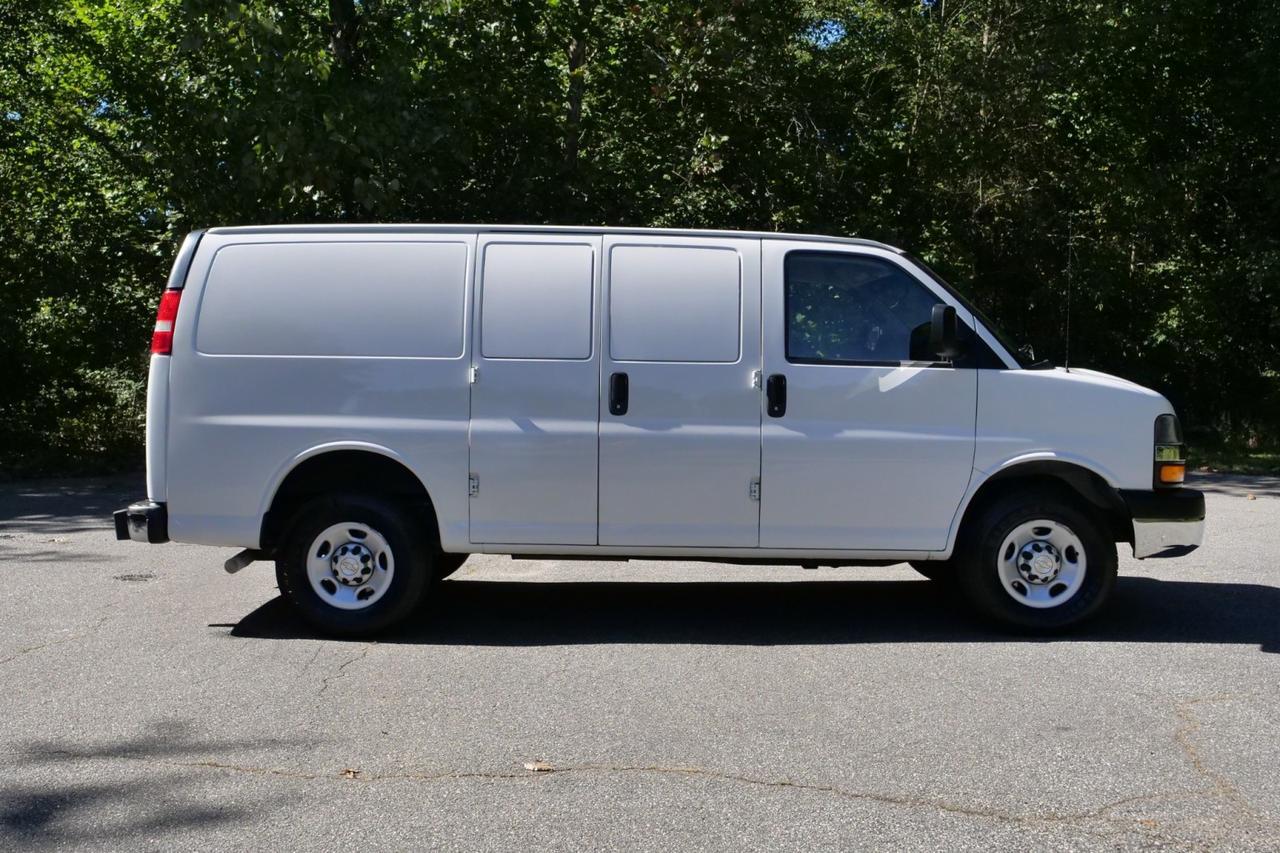 2021 Chevrolet Express 2500 Cargo Van / 6.6L V8 / Convenience Package High Point NC
