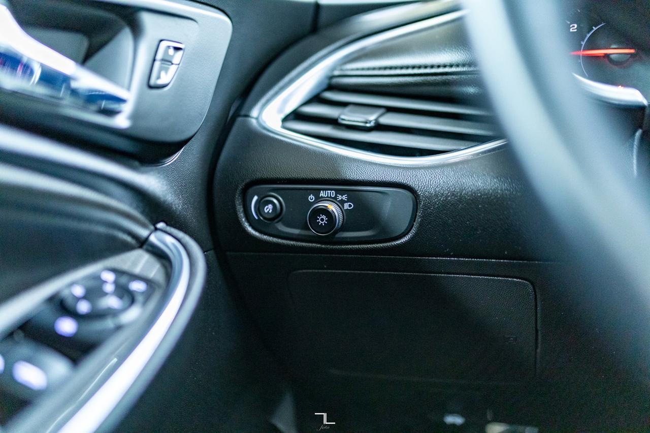 2021 Chevrolet Malibu LT Leather Roof BCam Red Deer AB