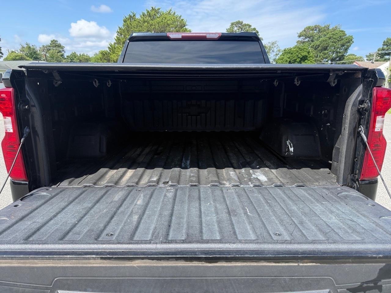 2021 Chevrolet Silverado 1500 LT, HEATED SEATS, APPLE CARPLAY/ANDROID AUTO, BED LINER, TONNEAU COVER, BACKUP CAMERA, POWER MIRRORS, REMOTE START, TOW PACKAGE, FUEL WHEELS, CLEAN CARFAX! Norfolk VA