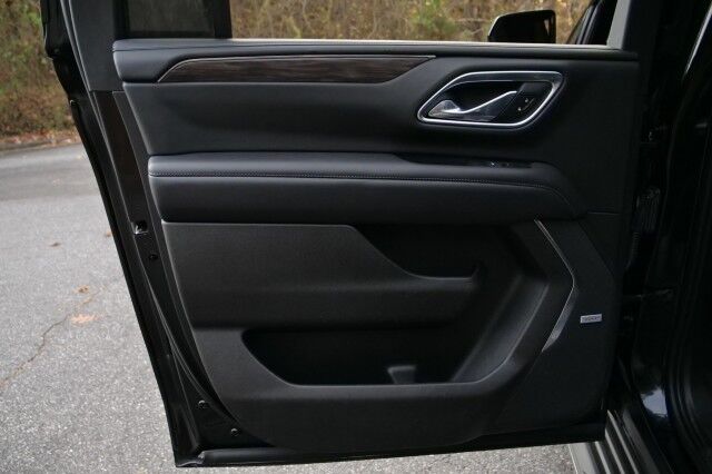 2021 Chevrolet Suburban LT 4WD / Panoramic Sunroof / Third Row / V8! High Point NC