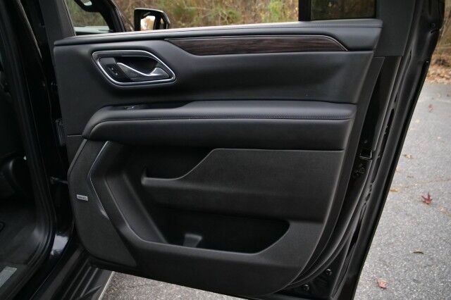 2021 Chevrolet Suburban LT 4WD / Panoramic Sunroof / Third Row / V8! High Point NC