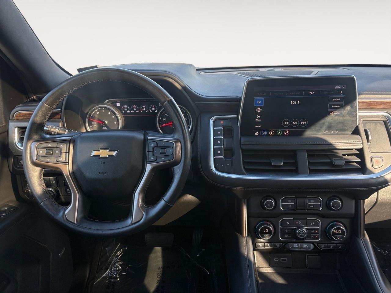 2021 Chevrolet Tahoe High Country, POWER RUNNING BOARDS, BLIND SPOT ALERT, LANE KEEP ASSIST, HEADS-UP DISPLAY, AUTO START/STOP, 360 BACKUP CAMERA, PANORAMIC MOONROOF, APPLE CARPLAY/ANDROID AUTO, POWER 3RD ROW, POWER LIFTGATE, ONLY 1 OWNER, CLEAN CARFAX, TAKE HOME THIS TA Virginia Beach VA