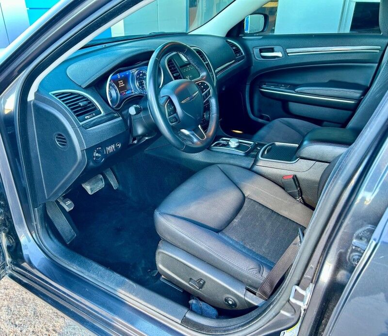 2021 Chrysler 300 Touring Harper KS