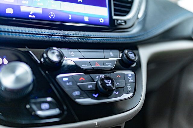 2021 Chrysler Pacifica AWD Touring BCam Red Deer AB