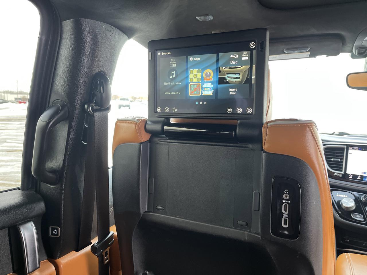 2021 Chrysler Pacifica Hybrid Pinnacle w/AdaptiveCruise Sunroof Nav HtdCldMemLthr HtdSteeringWheel Hands-FreeLftgt Saukville WI