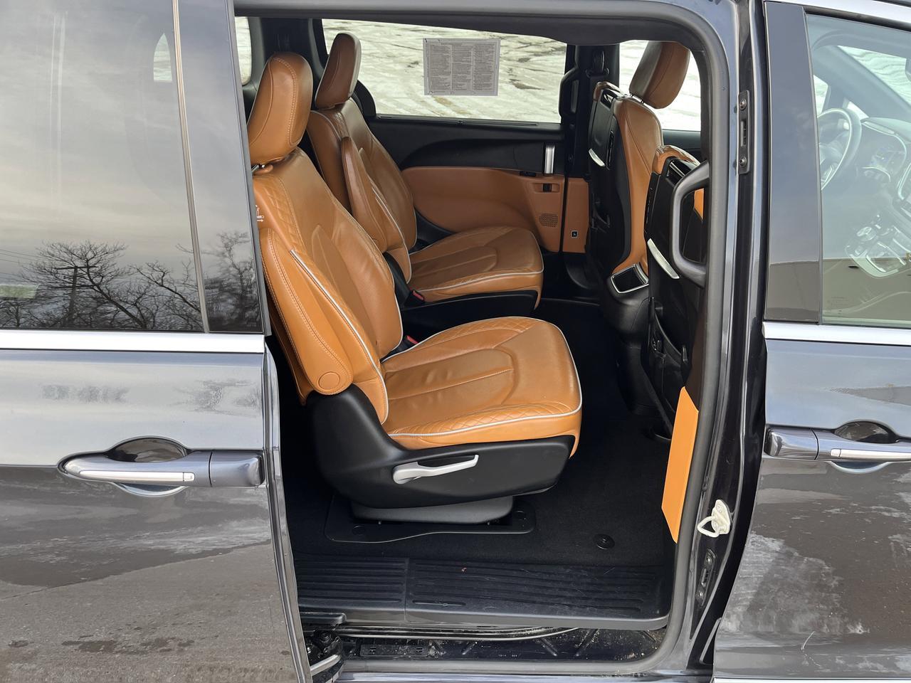 2021 Chrysler Pacifica Hybrid Pinnacle w/AdaptiveCruise Sunroof Nav HtdCldMemLthr HtdSteeringWheel Hands-FreeLftgt Saukville WI