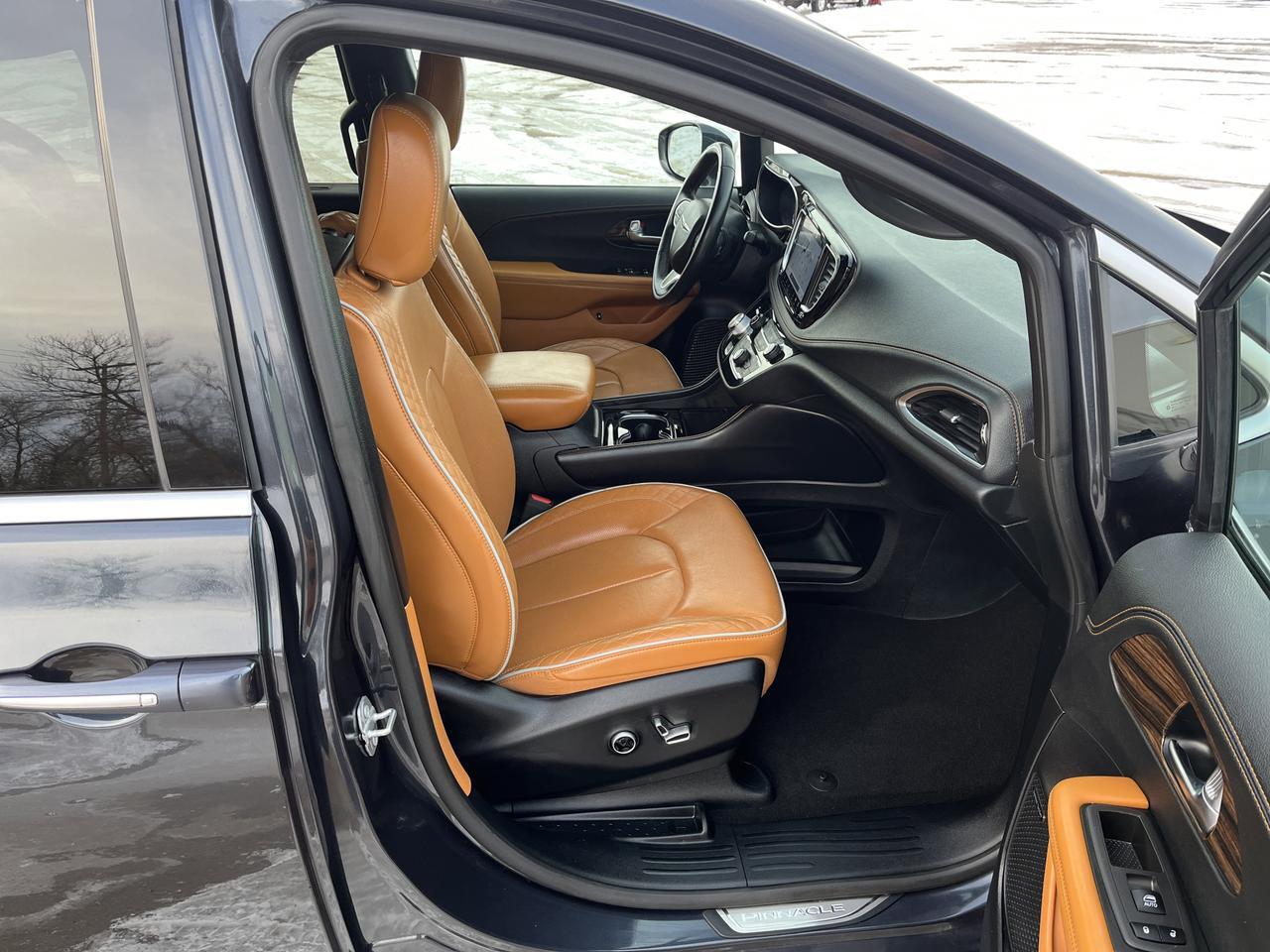 2021 Chrysler Pacifica Hybrid Pinnacle w/AdaptiveCruise Sunroof Nav HtdCldMemLthr HtdSteeringWheel Hands-FreeLftgt Saukville WI