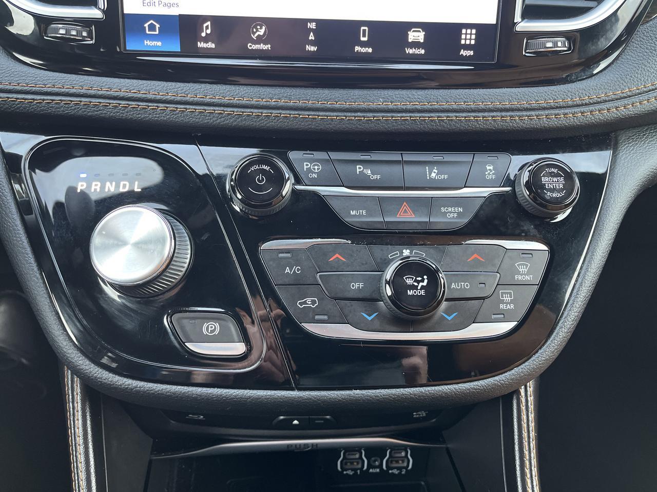 2021 Chrysler Pacifica Hybrid Pinnacle w/AdaptiveCruise Sunroof Nav HtdCldMemLthr HtdSteeringWheel Hands-FreeLftgt Saukville WI