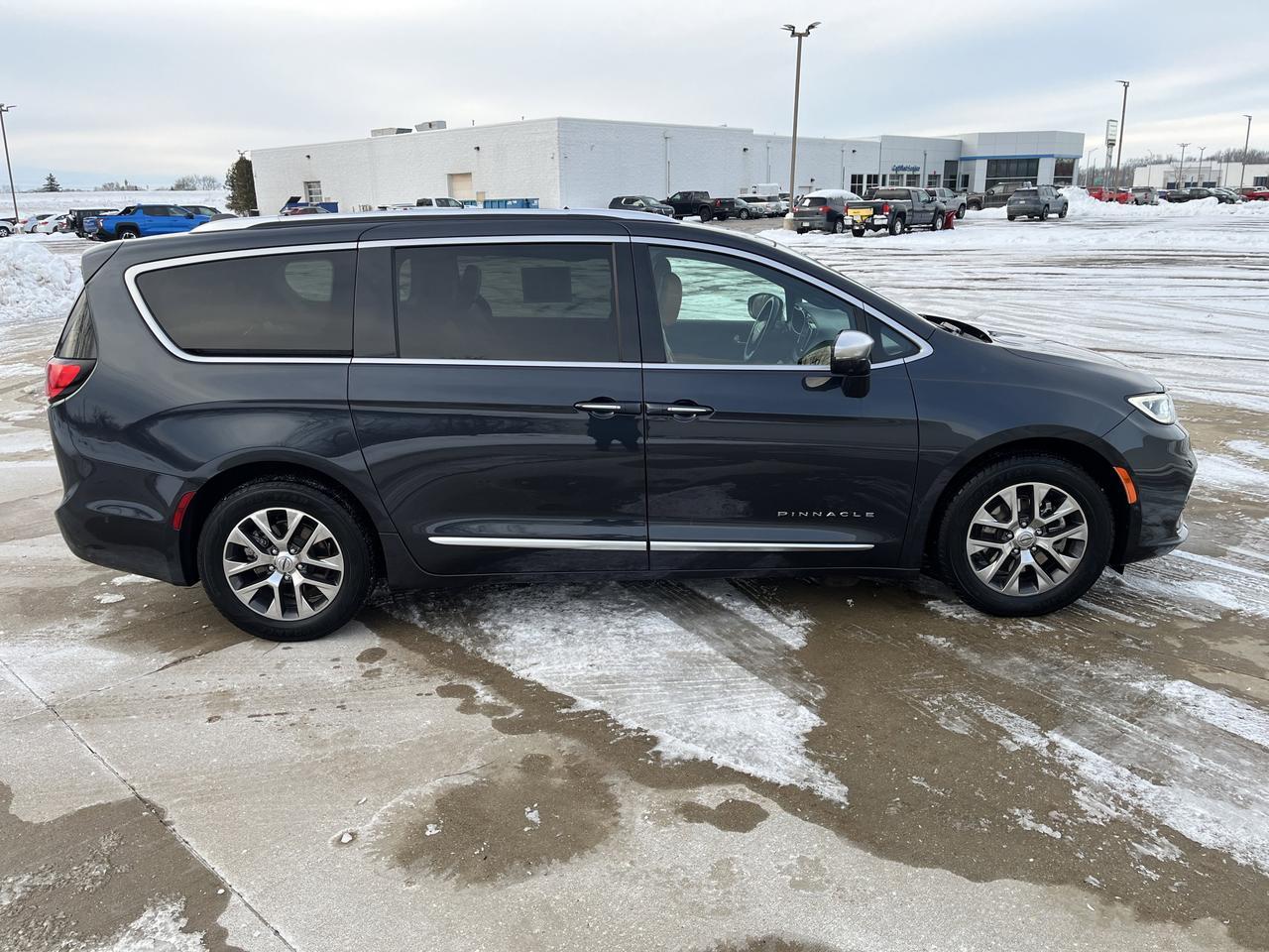 2021 Chrysler Pacifica Hybrid Pinnacle w/AdaptiveCruise Sunroof Nav HtdCldMemLthr HtdSteeringWheel Hands-FreeLftgt Saukville WI