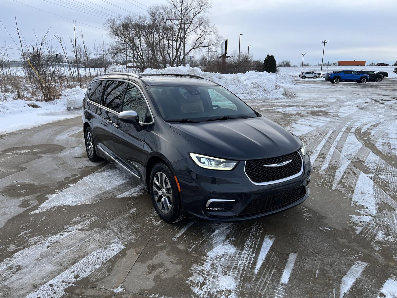 2021 Chrysler Pacifica Hybrid Pinnacle w/AdaptiveCruise Sunroof Nav HtdCldMemLthr HtdSteeringWheel Hands-FreeLftgt Saukville WI