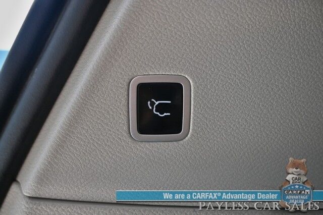 2021 Chrysler Pacifica Touring L / AutoStart / Power & Heated Leather Seats / Heated Steering Wheel / Lane Departure & Blind Spot Alert / Apple CarPlay & Android Auto / Back Up Camera / 3rd Row / Seats 8 / Block Heater / 1-Owner Anchorage AK