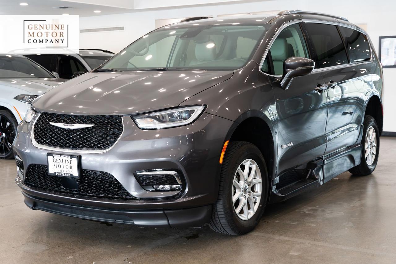 2021 Chrysler Pacifica Touring L's photo