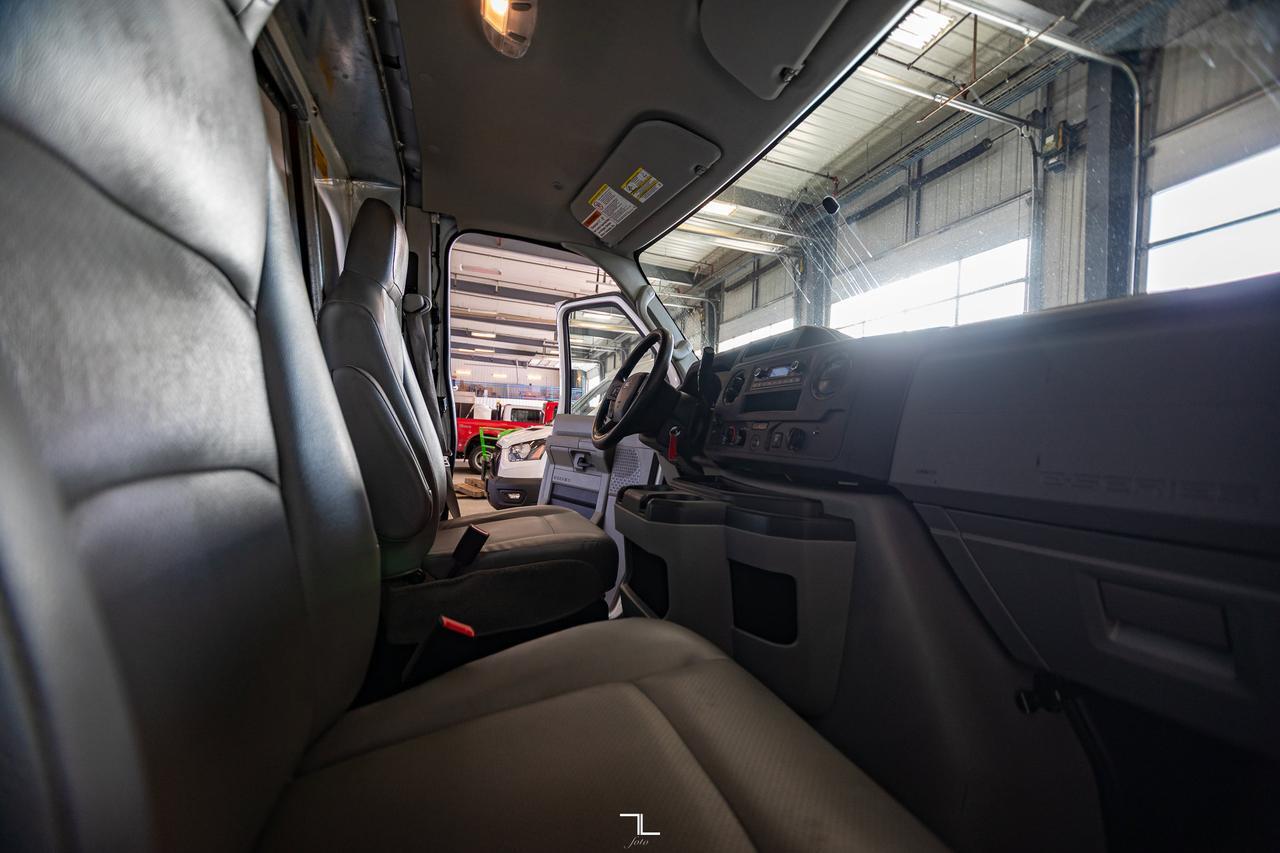 2021 Ford E-450 Cube Van Power Liftgate Red Deer AB