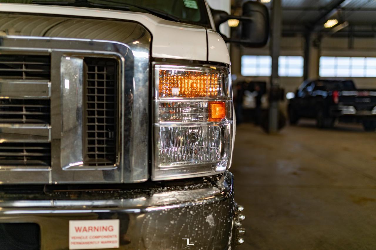 2021 Ford E-450 Cube Van Power Liftgate Red Deer AB