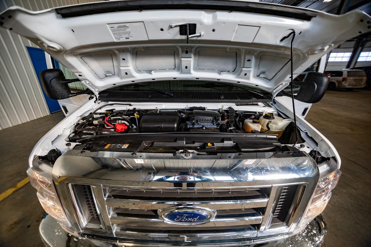 2021 Ford E-450 Cube Van Power Liftgate Red Deer AB