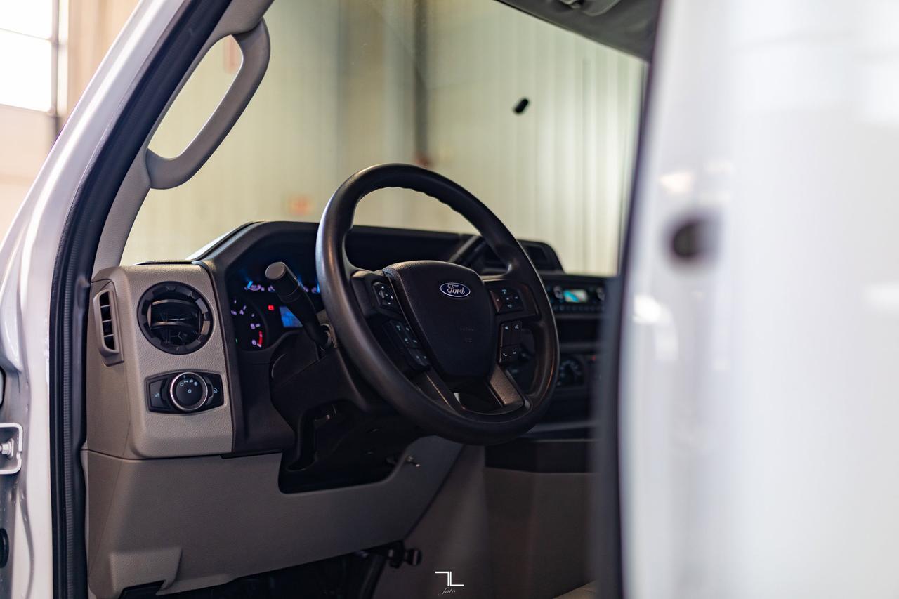 2021 Ford E-450 Cube Van Power Liftgate Red Deer AB