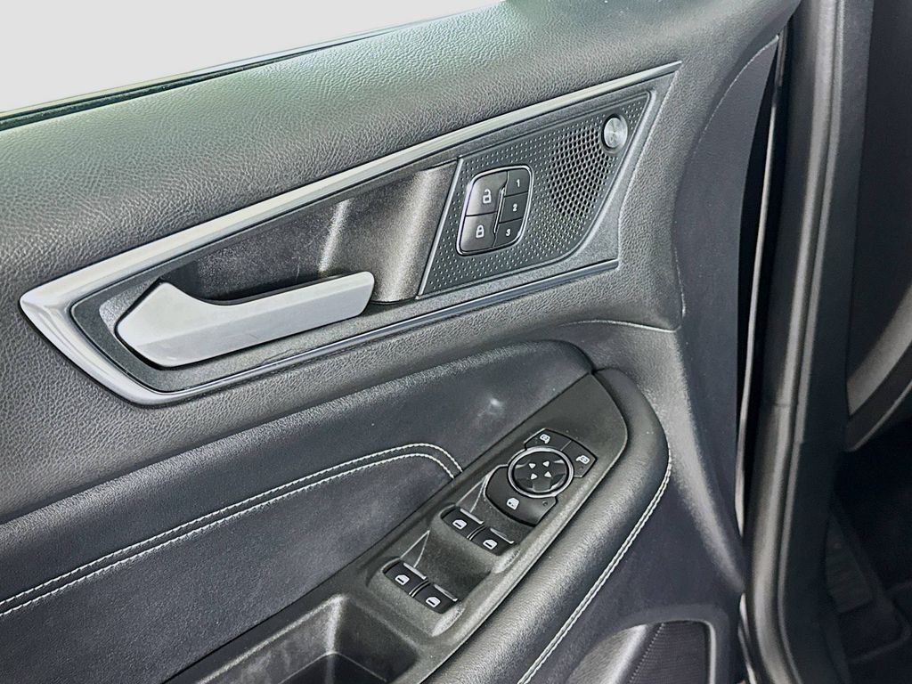 2021 Ford Edge Titanium photo 17