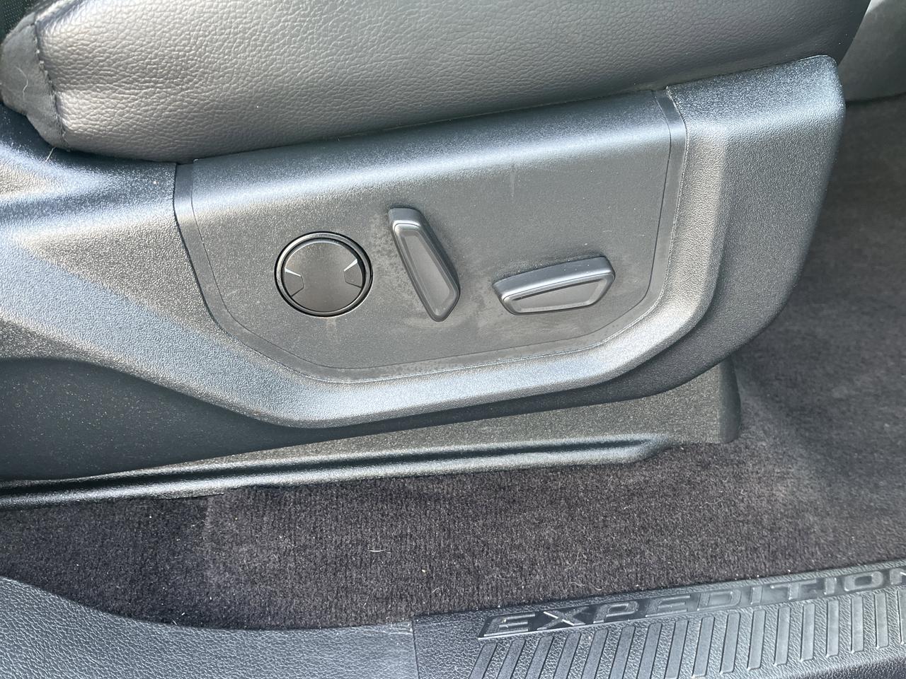 2021 Ford Expedition XLT FX-4 4WD CargoPkg w/360-DegreeRearCamera RemoteStart 2ndRowCaptainsChairs FordCo-Pilot360Assist Saukville WI