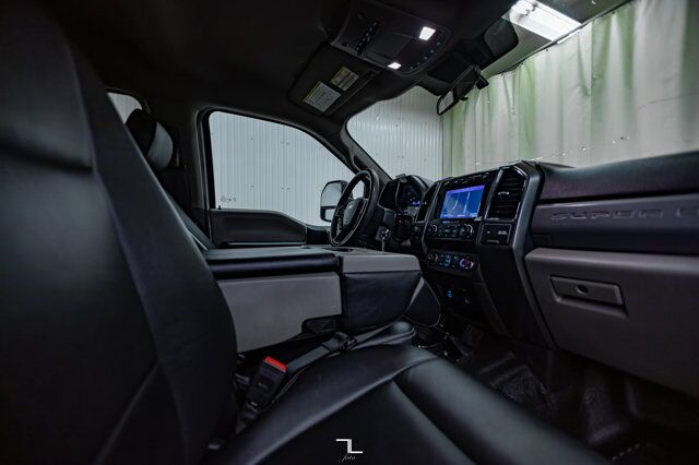 2021 Ford F-350 4x4 Crew Cab XLT Deck Leather Nav Red Deer AB