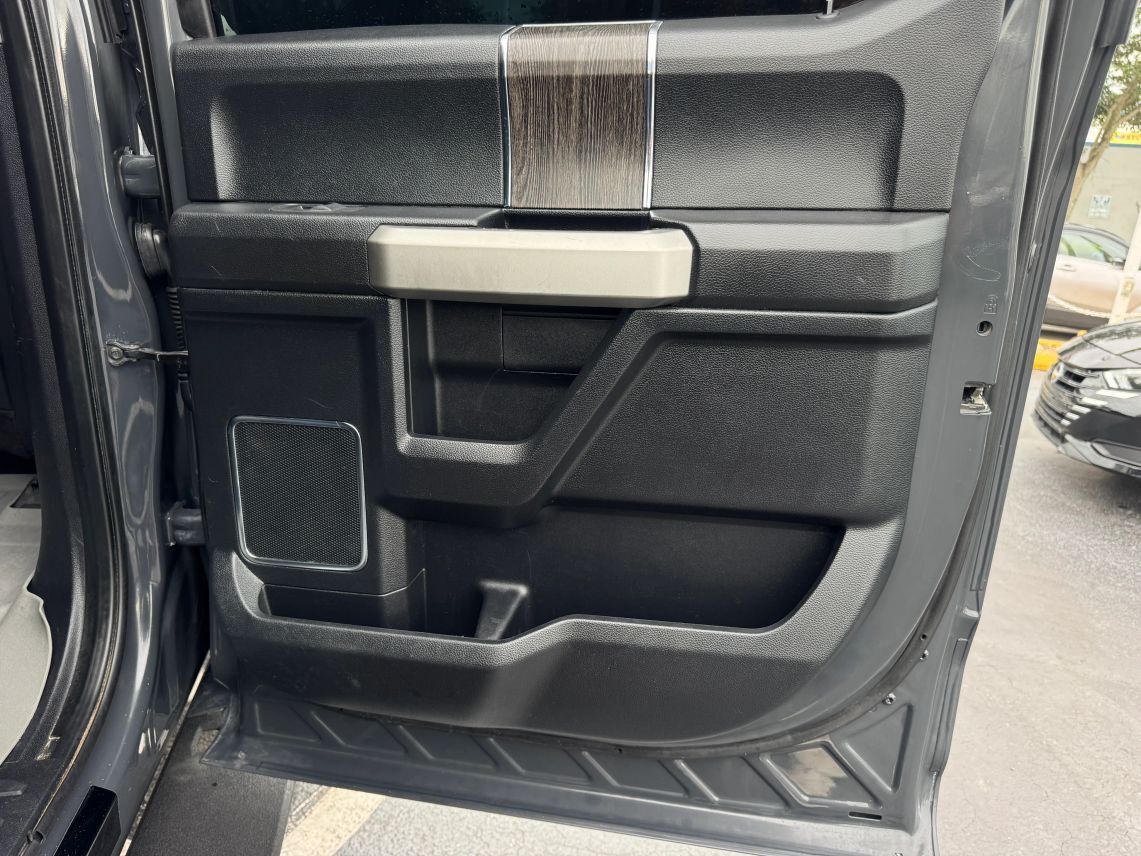 2021 Ford F250 Super Duty Crew Cab Lariat Pickup 4D 6 3/4 ft