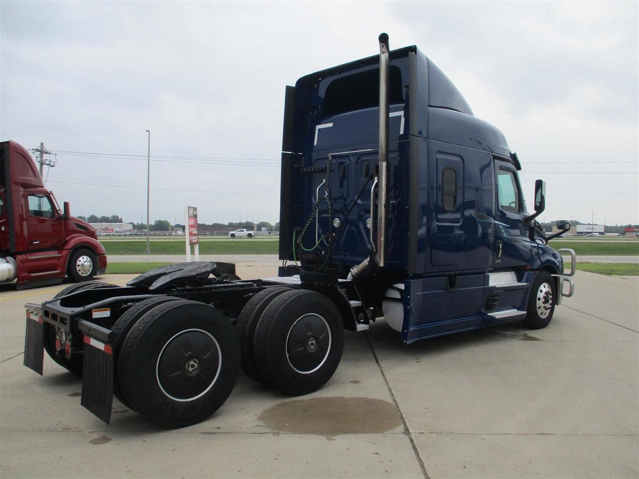2021 Freightliner Cascadia 72&quot; Mid Roof Fargo ND