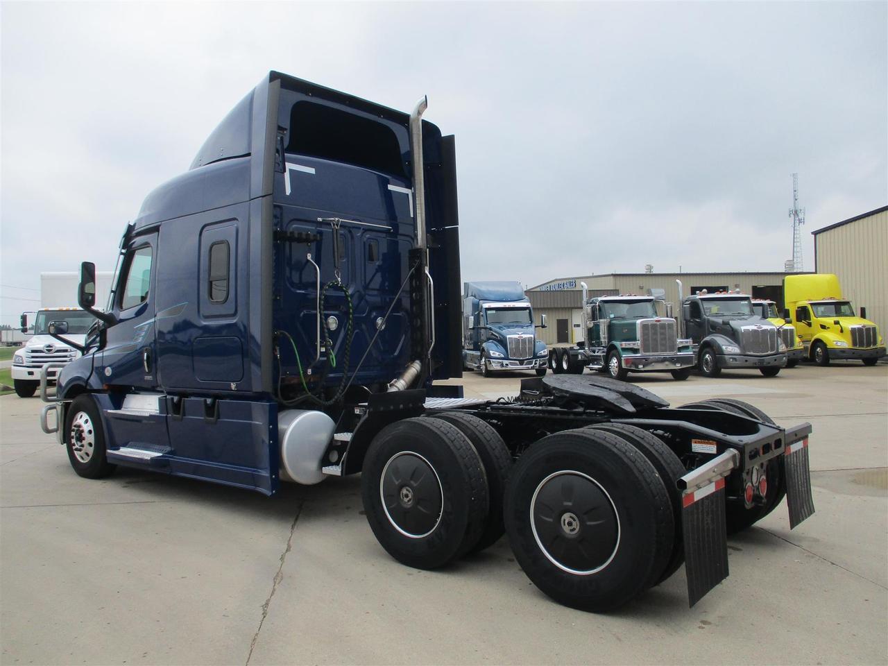 2021 Freightliner Cascadia 72&quot; Mid Roof Fargo ND