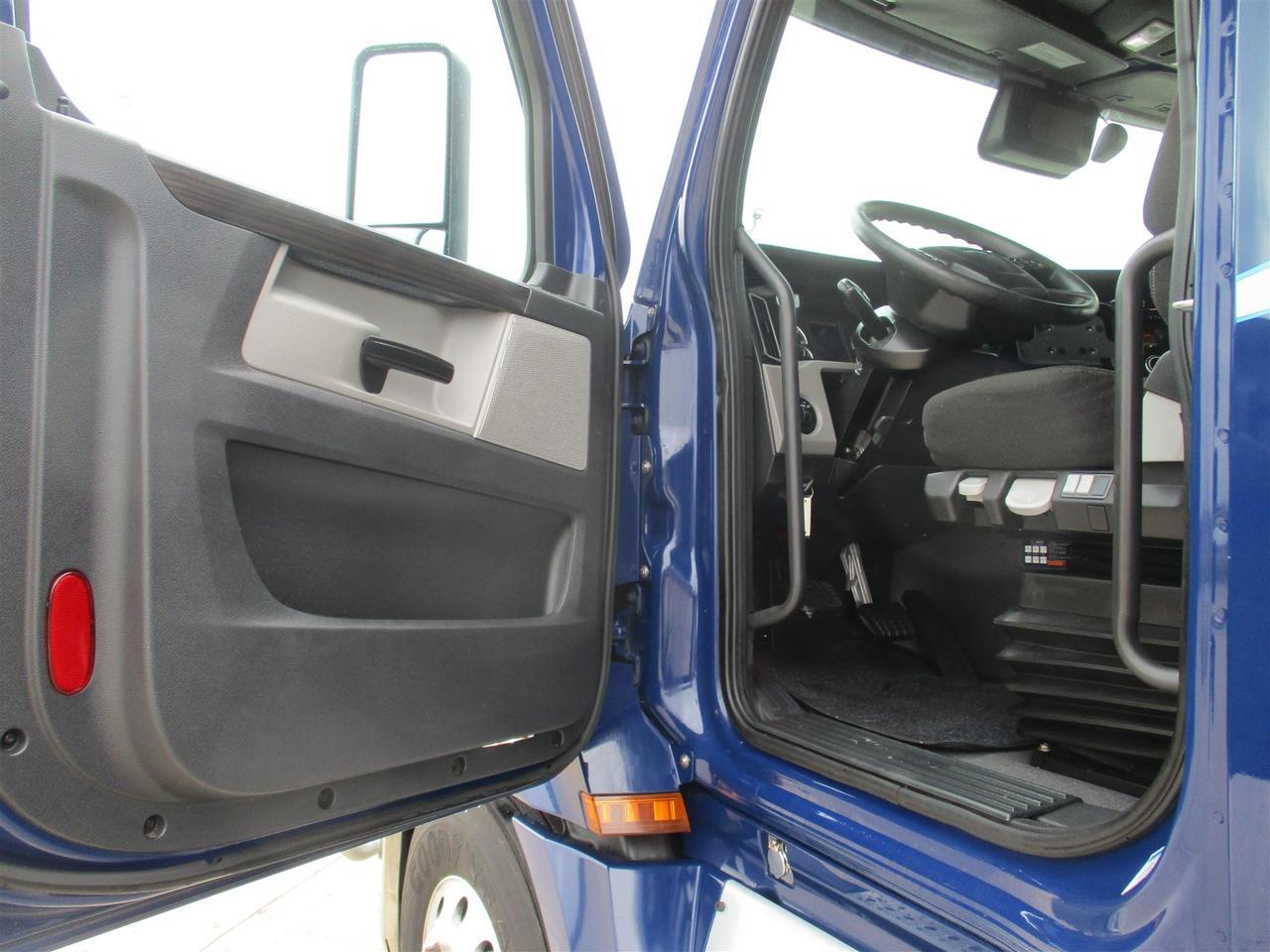 2021 Freightliner Cascadia 72&quot; Mid Roof Fargo ND