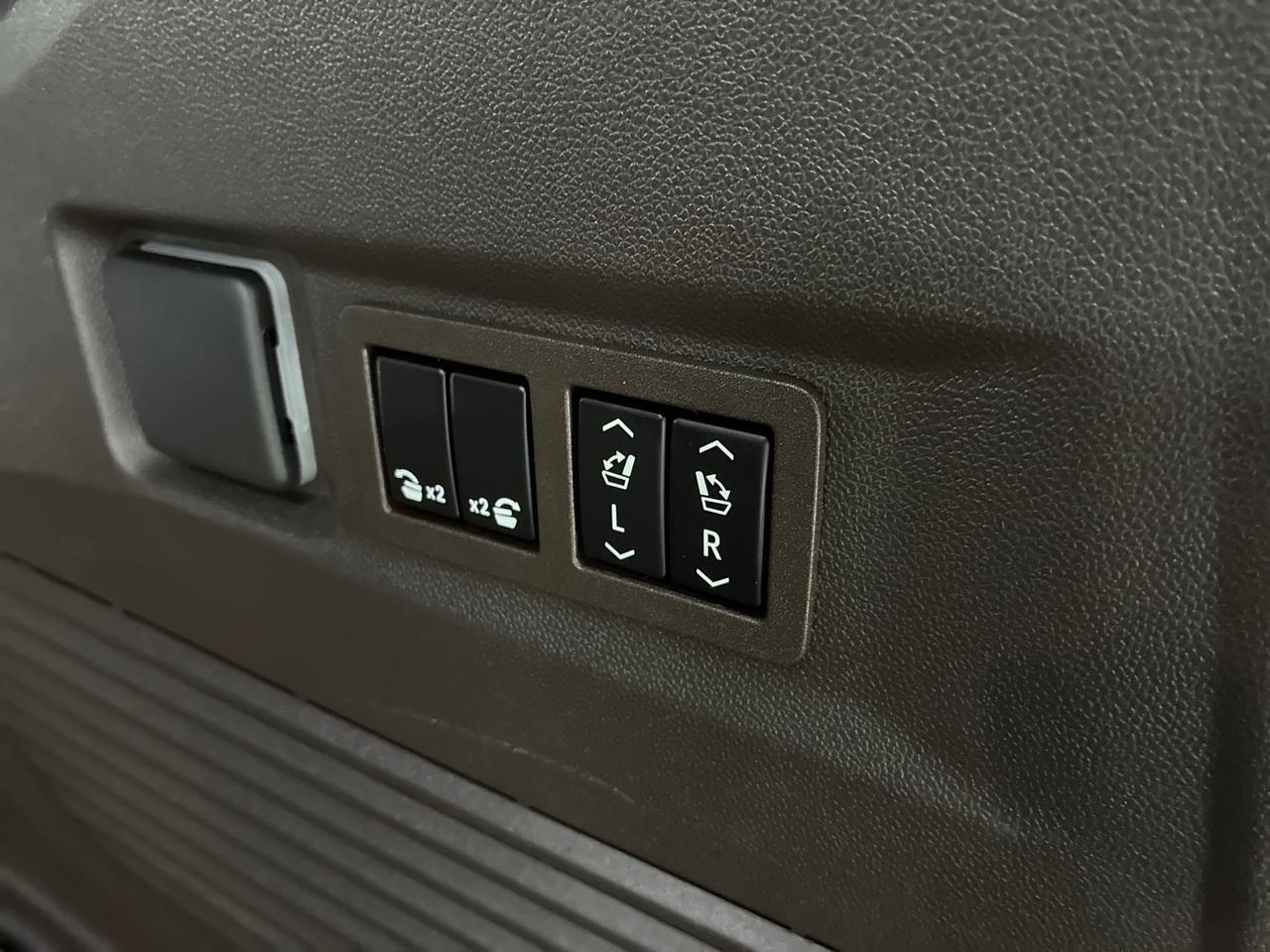 2021 GMC Yukon Denali, 4x4, Premium Pkg (Pano Roof, Power Boards, Adaptive Cruise), Power Center Consle Houston TX
