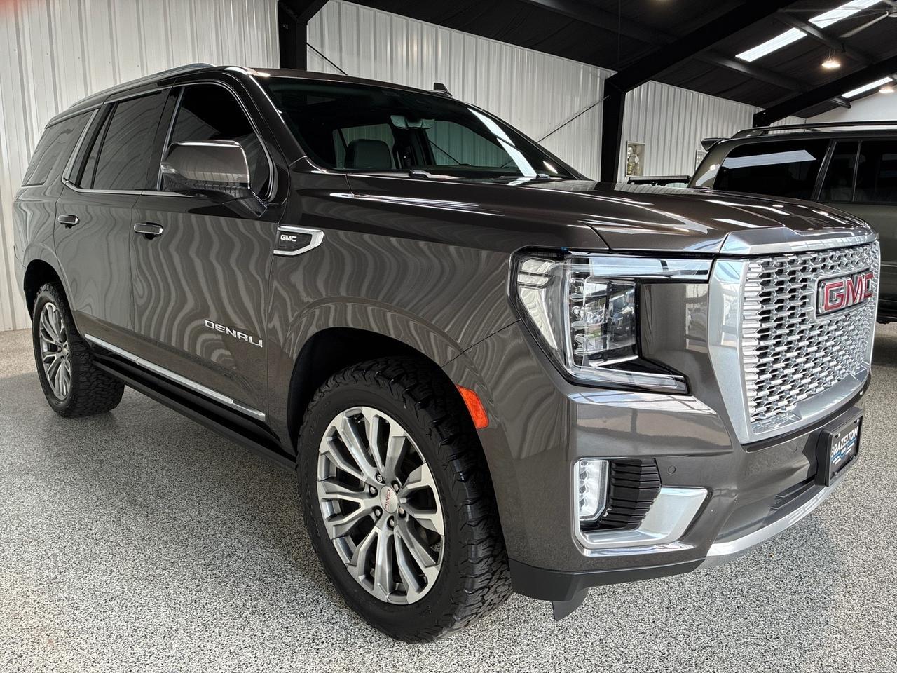 2021 GMC Yukon Denali, 4x4, Premium Pkg (Pano Roof, Power Boards, Adaptive Cruise), Power Center Consle Houston TX