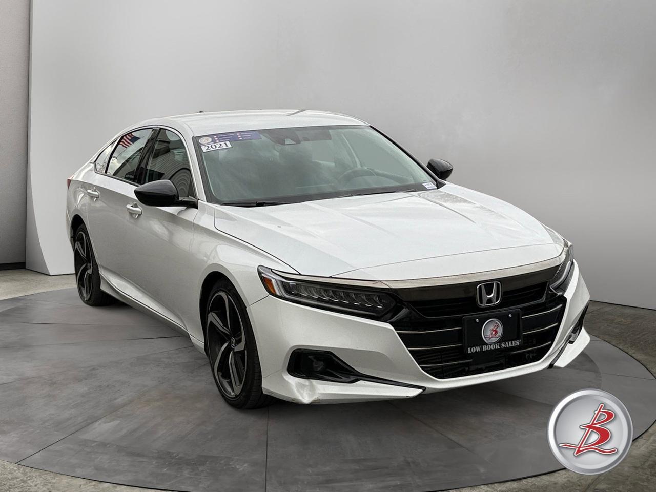 2023 Toyota Camry LE photo 3