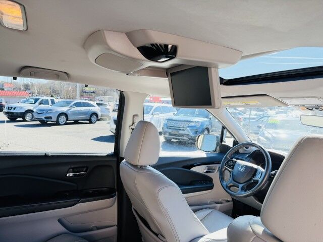 2021 Honda Pilot Touring 8-Passenger / Theater Pkg Conover NC