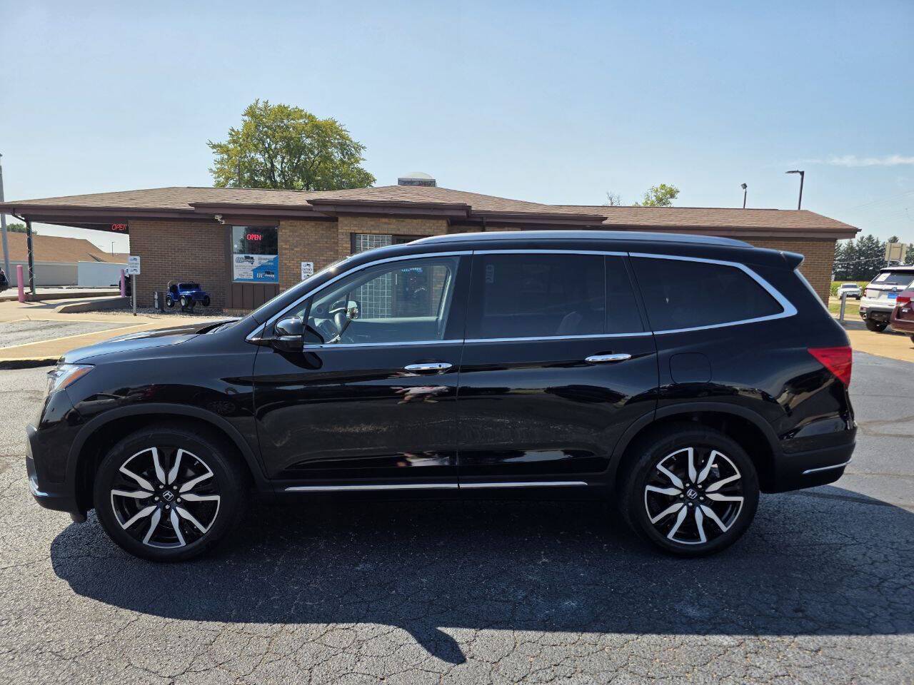 2021 Honda Pilot Touring w/Rear Captain's Chairs AWD 4dr SUV Eldridge IA
