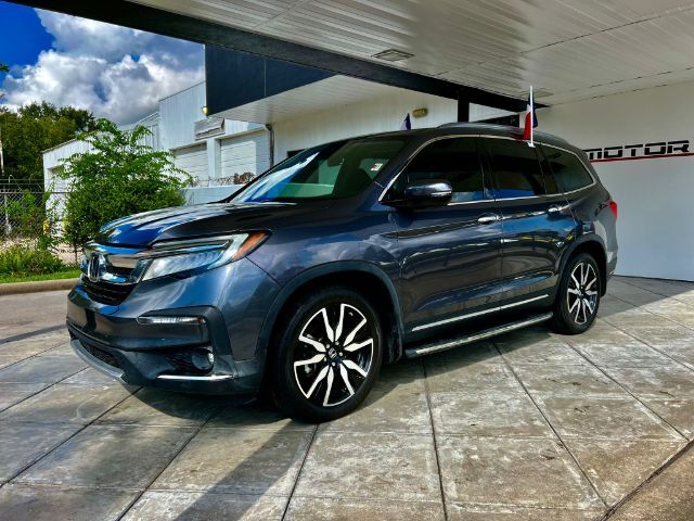 2021 Honda Pilot Touring w/Rear Captains Chairs