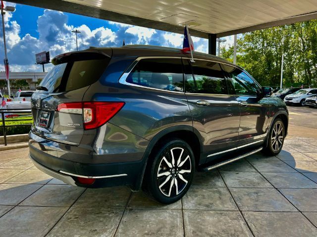 2021 Honda Pilot Touring w/Rear Captains Chairs