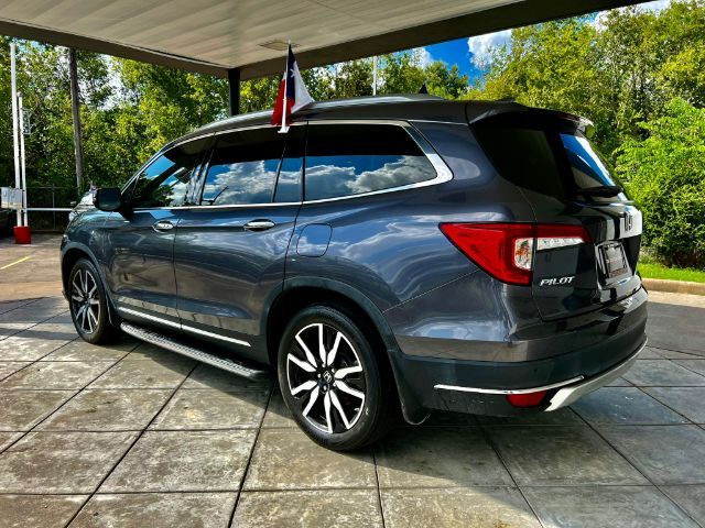 2021 Honda Pilot Touring w/Rear Captains Chairs