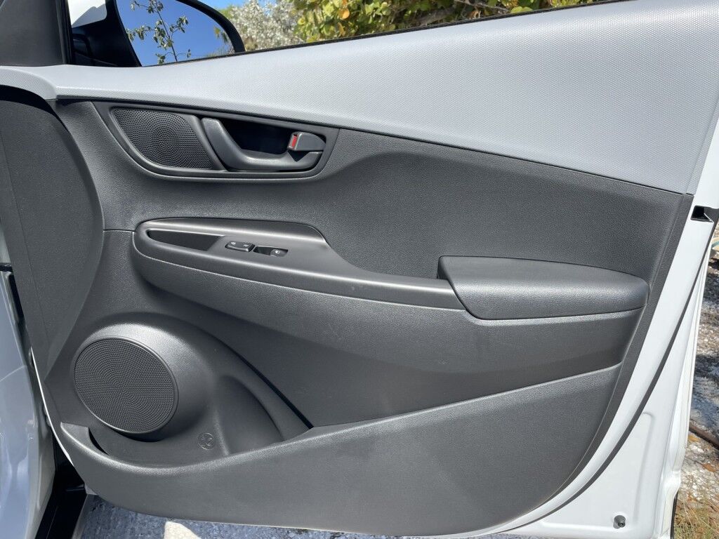 2021 Hyundai Kona SE~1 OWNER~CLEAN CARFAX~LANE KEEP ASSIST~APPLE CAR PLAY~ONLINE F Sarasota FL