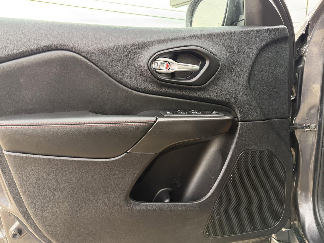 2021 Jeep Cherokee Trailhawk 4x4 | V6 | Remote Start | Backup Camera | Heated Seats Redwater AB