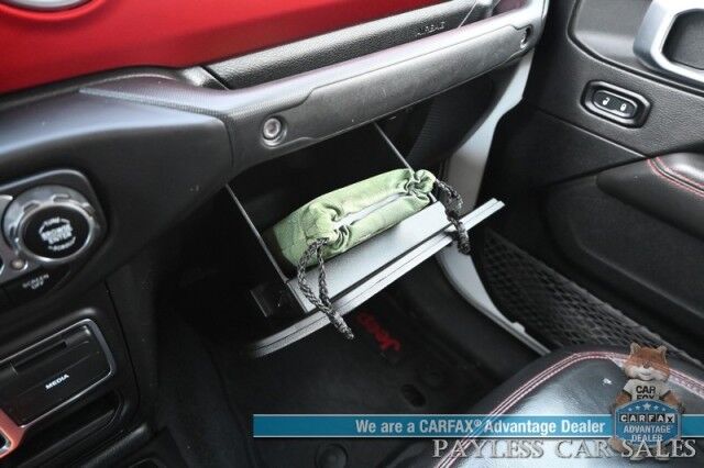 2021 Jeep Gladiator Rubicon / 4X4 / Lifted / Fox Shocks / GIGGLEPIN Winch / Custom Fender Flares & Bumper / Auto Start / Heated Leather Seats & Steering / NAV / Apple CarPlay & Android Auto / Tonneau Cover / Tow Pkg / 1-Owner Anchorage AK