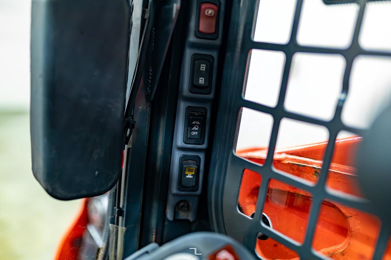 2021 KUBOTA SSV65 Skid Steer Loader Bucket Diesel Red Deer AB