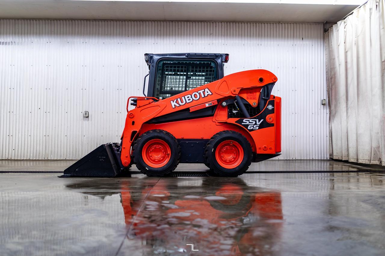 2021 KUBOTA SSV65 Skid Steer Loader Bucket Diesel Red Deer AB